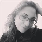 Profesora de español realiza clases a todas las edades